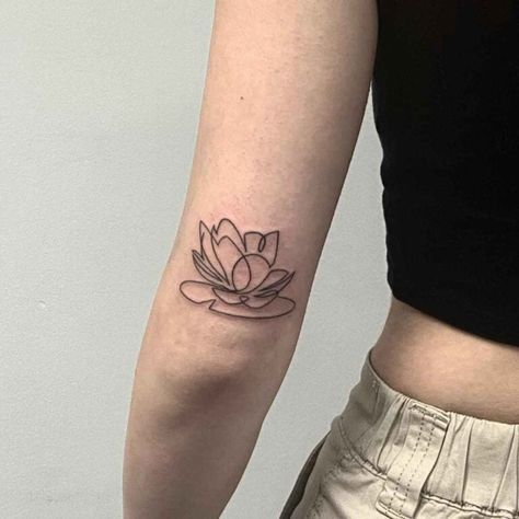 Amaryllis Tattoo, Water Lily Tattoo, Lily Tattoos, Water Lily Tattoos, White Water Lily, Lily Tattoo Design, Flower Wrist Tattoos, Water Tattoo, Poppies Tattoo