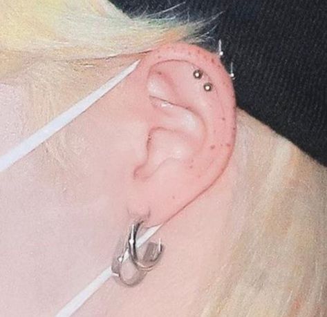 piercings kpop Double Helix Piercing, Mouth Piercings, Cool Ear Piercings, Pretty Ear Piercings, Helix Piercing, Felix Stray Kids, Piercing Tattoo, 가을 패션, Helix