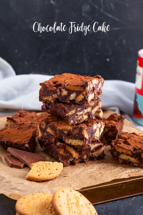 This Chocolate Fridge Cake is kid friendly and so delicious. It uses up biscuits, dried fruit, milk and dark chocolate and can be thrown together in minutes! Malted Milk Biscuits, Chocolate Fridge, Chocolate Fridge Cake, Nice Biscuits, Fridge Cake, Cheesecake Oreo, Biscuit Mix, Malted Milk, Peach Pie