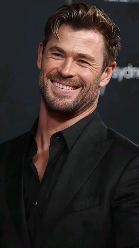 #menshaircut #barberlife #hairgoals #mensgrooming #haircutideas #mensstyle #barbershop #hairinspo #mensfashion #hairtrends #menshairstyle #haircutinspiration #menshair #barberlove #haircutoftheday Chris Hemsworth No Beard, Chris Hemsworth Body, Chris Hemsworth Funny, Tyler Rake, Attractive Smile, Marvel Quiz, Christopher Hemsworth, Haircut Fails, Father Son Relationship