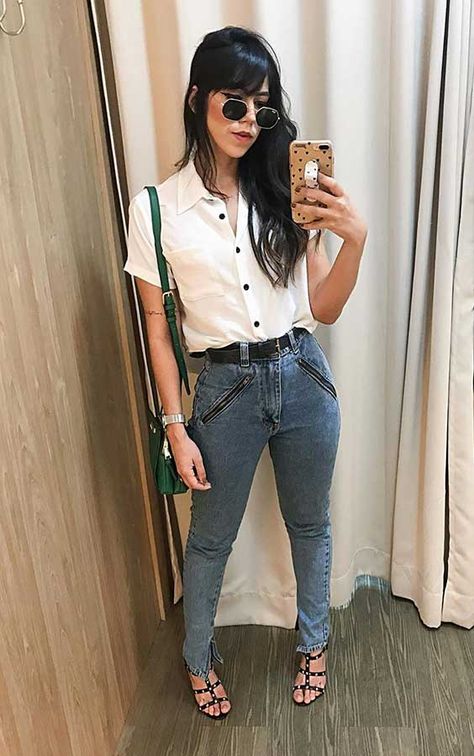 Camisa de manga curta branca, calça jeans, sandália de tiras, bolsa verde Looks Cinema, Look Cinema, Cinema Outfit, Festival Looks, Casual Work Outfits, Work Looks, Office Casual, Work Casual, Daily Fashion