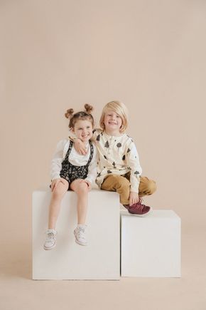 Studio Family Portraits, Family Photo Studio, Photo Tips And Tricks, Family Holiday Cards, Children Photography Poses, Kids Studio, Photography Poses Family, Max Max, Toddler Photography