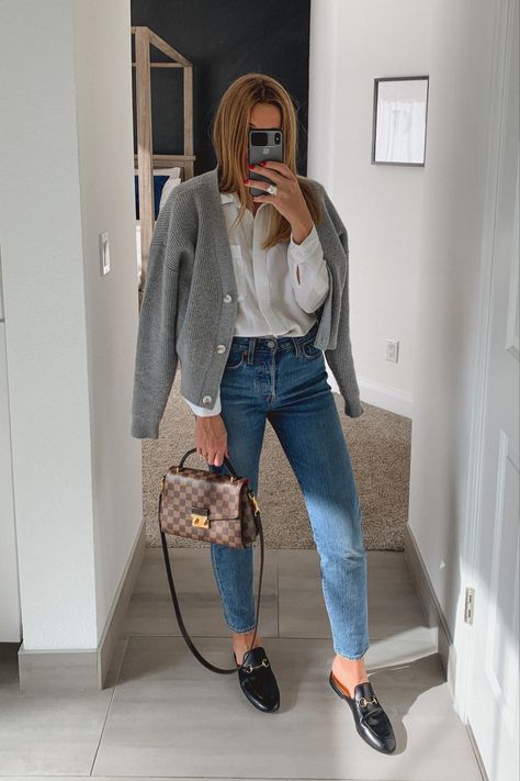 Mom Jeans And Mules Outfit, Mules With Jeans Outfits, Jeans With Mules Outfit, Fur Mules Outfit, Gucci Mules Outfit, Night Out Jeans Outfit, Hot Mom Outfits, Mom Outfits Winter, Mules Outfit