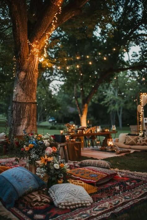 30 Beautiful Backyard Wedding Ideas - LADY WEDDINGS Outdoor Wedding Reception Bonfire, Vintage Outdoor Wedding Decorations, Boho Outdoor Wedding Ideas, Diy Intimate Wedding, Boho Intimate Wedding, Boho Garden Party Wedding, Small Intimate Outdoor Wedding, Small Wedding Outside, March Outdoor Wedding