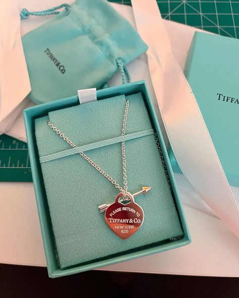 Novidade na loja 😍🩵 Tiffany Lovestruck Necklace, Tiffany And Co Heart Necklace, Colar Tiffany E Co, Tiffany Heart Necklace, Return To Tiffany Necklace, Heart Necklace Tiffany, Tiffany Girls, Pandora Bracelet Charms Ideas, Girly Bracelets