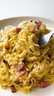 2 Minute Noodle Recipes, Ramen Creamy Carbonara, Spicy Carbonara Ramen Noodles, Bacon And Egg Ramen, Carbonara Pasta Without Eggs, Linguine Carbonara Bacon, Bacon Carbonara, Egg Noodle Recipes, Carbonara Recipe