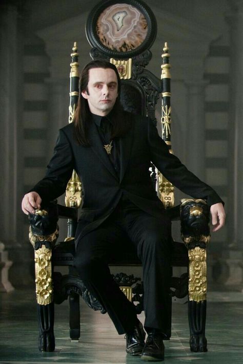 Michael Sheen Volturi Aesthetic, New Moon Movie, Bella Y Edward, Aro Volturi, Twilight Poster, Vampire Twilight, Twilight Saga New Moon, Twilight Saga Series, Twilight Funny