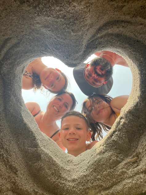 sand heart with fam Beach Pictures Ideas Family, Summer Photos Family, Goa Photography Ideas Family, Beach Poses For Family, Cute Family Beach Picture Ideas, Family Trip Photography, Family Beach Pics Ideas, Family Vacation Picture Ideas, Family Beach Vacation Aesthetic