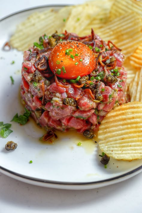 Beef Tartare Restaurant Menu Ideas Food, Bistro Menu Ideas Food, Ground Beef Appetizers, Beef Tartare Recipe, Brasserie Food, Fine Dining Appetizers, Tuna Tartare Recipe, Fine Dining At Home, Tartare Recipe