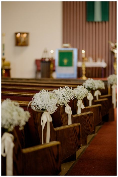 This is so simple! Just use baby breath flowers, and tie a ribbon around the edge of the pew. Baby’s Breath On Church Pew, Baby Breath Down The Aisle, Baby Breath Bouquet Wedding, Church Pew Wedding, Church Pew Decorations, Wedding Church Aisle, Bridal Florals, Pew Flowers, Wedding Church Decor