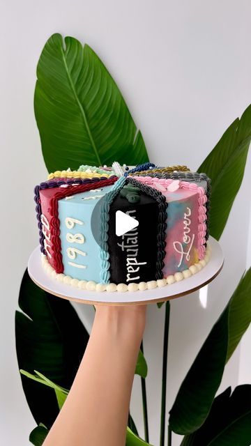 MUSAS | Tortas personalizadas on Instagram: "“All’s fair in love and poetry” 🤍  Eras Cake v2 con el esperado update de TTPD 🥹🫶   #taylorswift #taylorswiftcake #erascake #taylorswifterascake #erastour #erastourtaylorswift #ttpd #tortasperu #tortasdecoradas #lima #peru" Eras Tour Cake, Eras Cake, Wesley House, Taylor Swift Cake, Love And, Lima Peru, Eras Tour, Easy Recipes, Peru