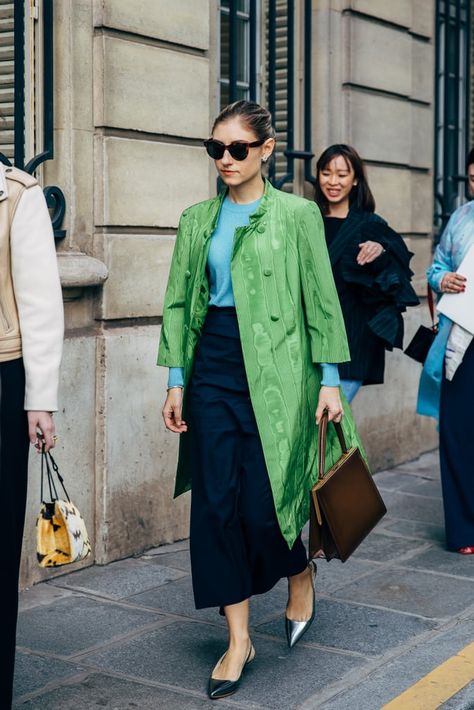 Jenny Walton in a green coat, light blue sweater, navy blue skirt and silver pumps. Jenny Walton, 2020 Street Style, Reportage Photography, Style Muse, Moda Paris, Stylish Work Outfits, Green Outfit, Street Style Chic, 가을 패션