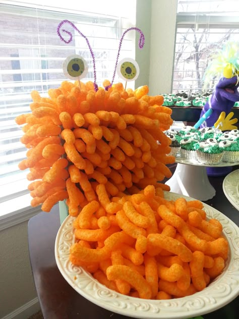 Amazing food idea for child's monster themed party - create a 'hairy' orange monster by using Wotsits (Cheetos). Attach Wotsits with cocktail sticks to a melon, then add paper eyes. Creepy Halloween Food, Monster Birthday Party, Halloween Party Appetizers, Monster 1st Birthdays, Monster Inc Birthday, Halloween Party Decor Diy, Monster Birthday Parties, Halloween Appetizers, Monster Birthday