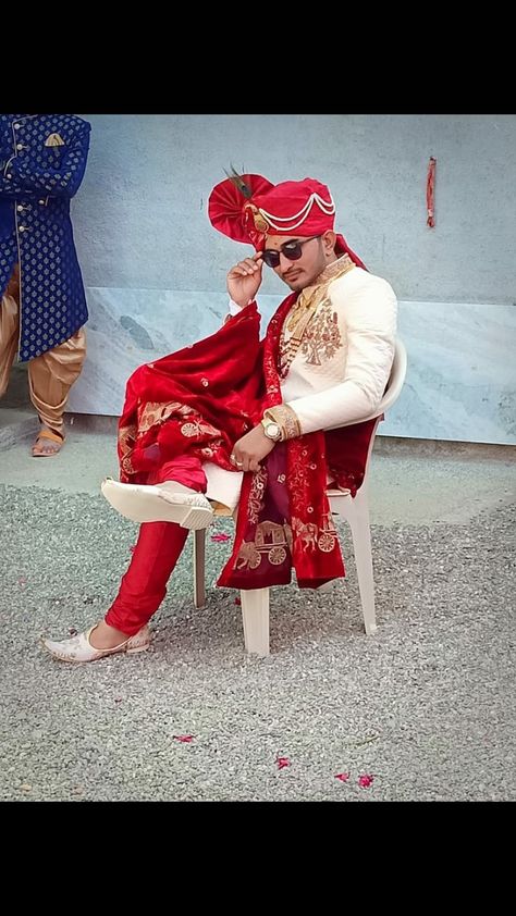 Varraja Pose, Dulha Singal Pose, Dulha Dulhan Pic, Singal Dulha Pose, Dulha Pose, Sherwani Embroidery, Single Pose, Indian Wedding Suits Men, शादी की तस्वीरें