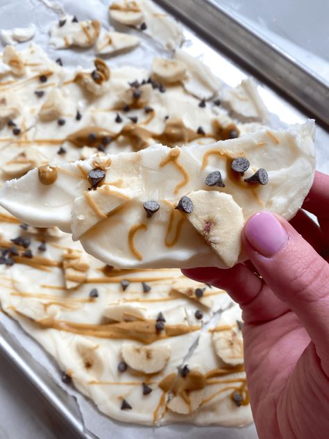 Yogurt Bark Pieces Peanut Butter Banana Yogurt Bark, Low Calorie Yogurt Bark, Keto Yogurt Bark, Yogurt Bark Healthy, Greek Yogurt Dessert Healthy, Banana Frozen Yogurt, Chocolate Frozen Yogurt, Yogurt Bark Recipe, Bariatric Meals