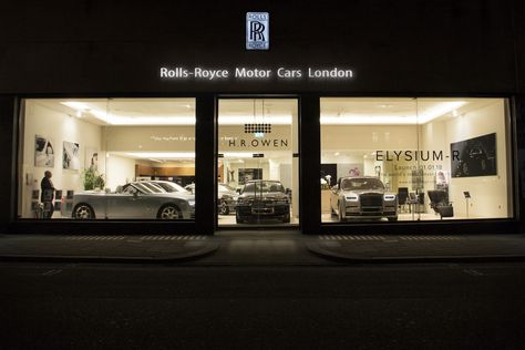 Worlds most advanced luxury chair parked next to all-new Phantom in Rolls-Royce's London showroom. Rolls Royce Showroom, Rr Phantom, Rolls Royce Motor Cars, Luxury Chairs, Car Showroom, Car Center, Royce, Rolls Royce, On Display