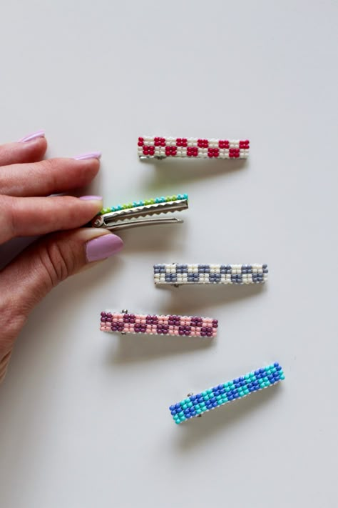 DIY Checkered Beaded Hair Clips — Entertain the Idea Glass Bead Crafts, Beaded Hair Clips, Bead Hair Accessories, Square Stitch, Hair Clips Diy, Beaded Hair, Beaded Earrings Tutorials, Beaded Earrings Diy, Brick Stitch Earrings