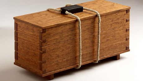 Just a simple dovetailed box with a rope to keep it closed. Simple Wooden Box Diy, Popular Woodworking Projects, Fine Woodworking Project, Woodworking Organization, Woodworking Cabinets, Japanese Woodworking, Wood Crafting Tools, Woodworking Box, Woodworking Joinery