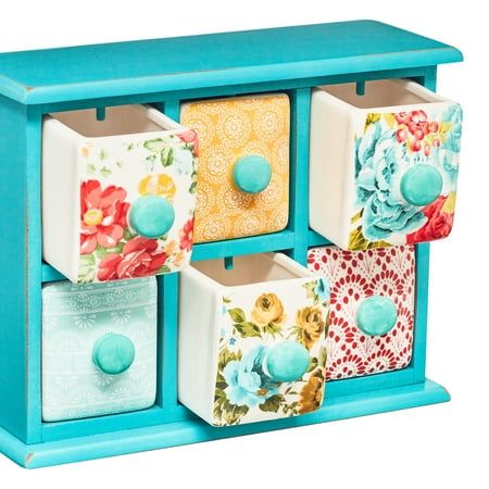 The Pioneer Woman Vintage Floral 6-Drawer Spice and Tea Box keeps your favorite culinary ingredients and hot drink sachets organized while providing a lovely display in your home. Each drawer features a unique pattern that enhances your kitchen decor. The floral and geo designs range from subtle to bold, but each complements the others harmoniously. Pull-out ceramic drawers are uniquely housed in a distressed teal wooden frame that gives added appeal. The Pioneer Woman spice box can make a sweet Vintage Kitchen Apartment, Pioneer Woman Furniture, Pioneer Woman Kitchen Ideas, Pioneer Woman Walmart, Canister Crafts, White Rustic Decor, Pioneer Woman Decor, Pioneer Woman Kitchen Design, Women Decor