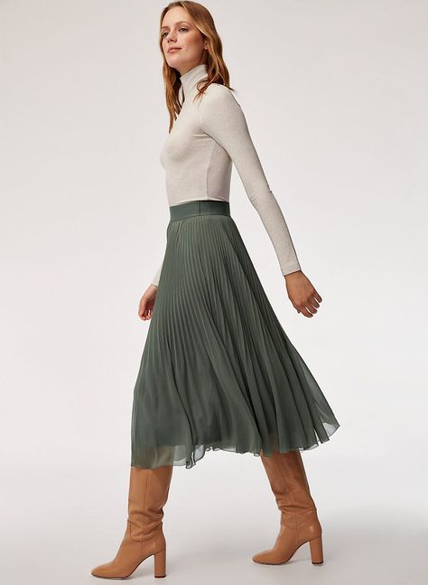 ac5dab2e99eee9cf9ec672e383691302desc52932282ri Twirl Skirt Outfit, Chiffon Skirt Outfit, Esther Heesch, Skirt Outfit Fall, Midi Skirts Style, Outfit Elegantes, Olive Skirt, 19 November, Twirl Skirt