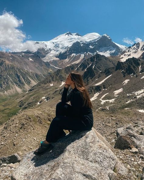 Posing In Nature, Nature Life Aesthetic, Mountains Photo Ideas, Girl In Mountains, Mountain Pictures Poses, Photos In Mountains, Hiking Poses, Mountain Photo Ideas, Girl Adventure