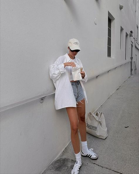 Victoria Törnegren (@victoriatornegren) • Instagram photos and videos Oversized Button Down Shirt Outfit, White Button Down Outfit, White Long Sleeve Shirt Outfit, White Blouse Outfit, Collared Shirt Outfits, Long Sleeve Shirt Outfits, Button Down Outfit, Oversized Shirt Outfit, White Shorts Outfit