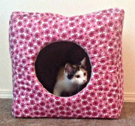 Make your own Kitty Cube for less than $15! #petbeds #cube #DIY Cat Cubby, Diy Cat Tent, Cat Projects, 2 Kittens, Cat Cube, Diy Cat Bed, Dogs Toys, Chat Diy, Ella Bella