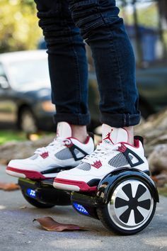 Hoverboard Segway, Hoverboard Scooter, Balancing Scooter, New Inventions, Cool Inventions, Adidas Samba Sneakers, Electric Scooter, Car Buying, Cool Gadgets