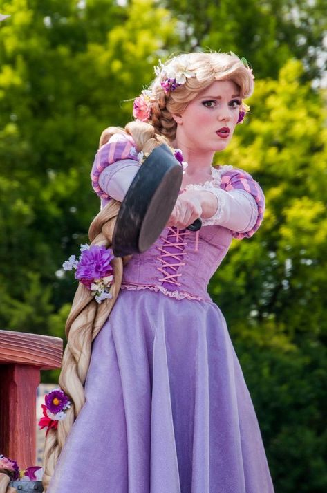 Disneyland Face Characters, Tangled Cosplay, Disney Poses, Rapunzel Cosplay, Festival Of Fantasy Parade, Rapunzel Costume, Disney Face Characters, Princess Cosplay, Princess Pictures