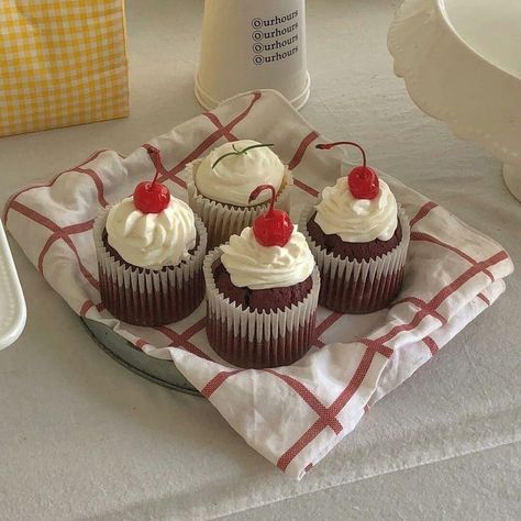 Minimalistic Cupcakes, Korean Cupcakes Aesthetic, Korean Cupcakes, Breakfast Vibes, Snacks Aesthetic, Tiny Restaurant, Desserts Cupcakes, Cherry Cupcakes, Pretty Dessert