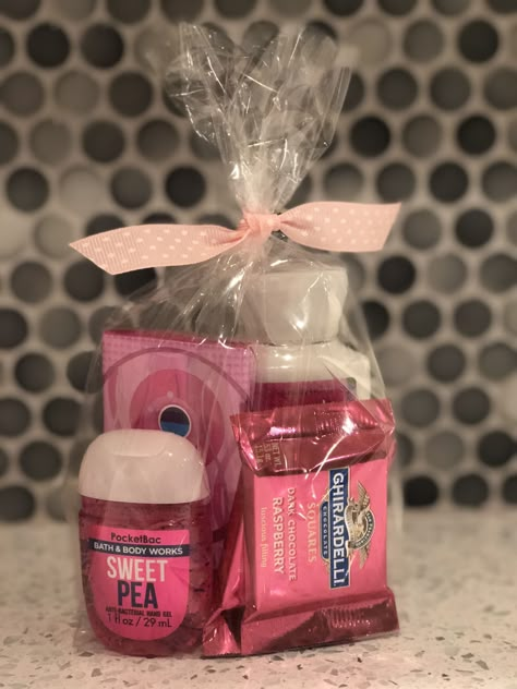 Cheap Valentines For Coworkers, Nurse Unit Christmas Gifts, Thank You Baskets For Nurses, Valentines Basket For Coworkers, Nursing Thank You Gifts, Gifts For Aquaintences, Pink Snack Basket Ideas, Nurse Gift Bags Ideas, Valentines Day Gifts For Employees