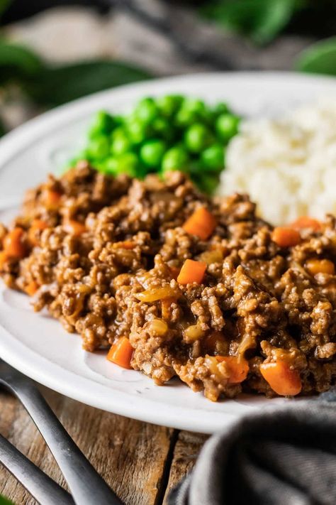 Scottish mince and tatties is an easy classic recipe that is incredibly delicious. Tender beef simmers in a rich brown gravy and is served with mashed potatoes. It's comfort food at its best! Minced Beef Recipes Dinners, Mince And Tatties Recipe, Mince And Tatties, Scottish Dishes, British Recipes, Minced Beef, With Mashed Potatoes, Brown Gravy, Cottage Pie