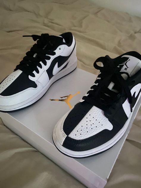 Black Low Dunks, Jordan Low Outfit, Black And White Dunks, Nike Ideas, Nike Jordan Low, Black And White Jordans, Hype Sneakers, Cold Outfit, Low Dunks