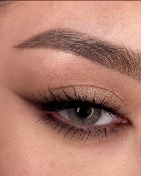 Basic Hoco Makeup, Simple Smokey Eyeliner, Eye Makeup Aesthetic Natural, Makeup Styles For Prom, Glam Eyeliner, Natural Prom Makeup, Ideal Makeup, Prom Eye Makeup, Cute Eye Makeup