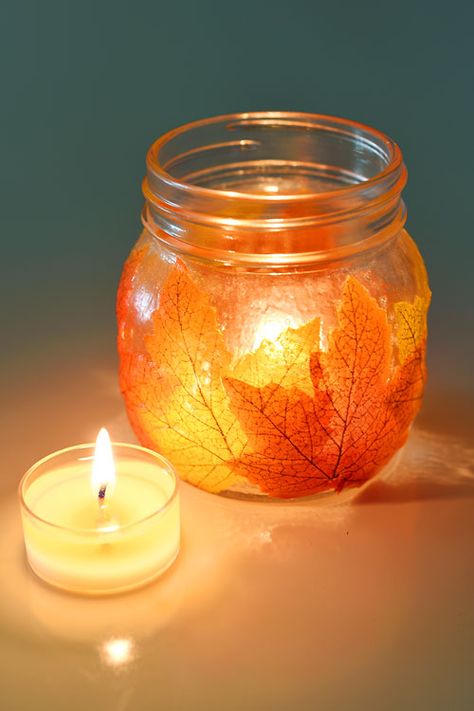 These mason jar leaf lanterns are SO PRETTY and they're so easy to make! This is such a great DIY fall decoration! Perfect for the fall mantle or a thanksgiving table. A great grown up craft and a fun little decoupage craft for fall! Leaves Crafts, Christmas Candle Holders Diy, Thanksgiving Gifts Diy, Candle Diy Mason Jar, Leaf Mason Jar Candle, Fall Mason Jar Crafts, Leaf Lantern, Fall Leaf Decor, Christmas Candles Diy