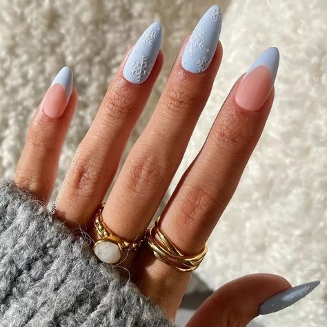 Nail Polish Colors Winter, Blue Christmas Nails, Snowflake Nail Design, Fun Nail Designs, Snow Nails, Short Nail Manicure, Christmas Nails 2023, New Nail Trends, Chic Nail Designs