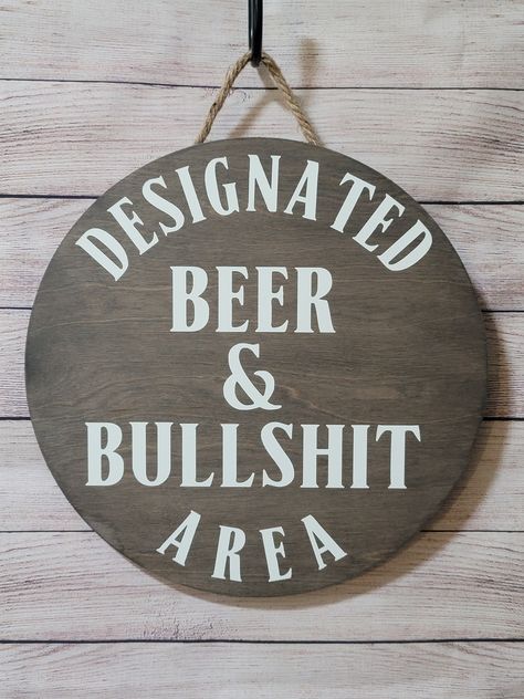 Wooden Sign Design Ideas, Outdoor Covered Bar Area, Diy Outdoor Decor To Sell, Cricut Projects Signs Diy Wood, Beer Door Hanger, Mancave Sign Ideas, Round Signs Wood Diy Funny, Diy Bar Decor Ideas, Small Sign Ideas