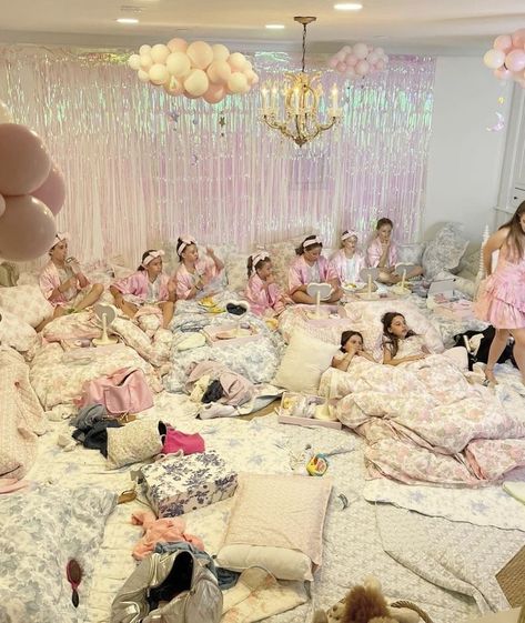 Rich Sleepover Aesthetic, Fancy Sleepover Aesthetic, Vintage Slumber Party Aesthetic, Sleepover Birthday Aesthetic, Luxury Slumber Party, Pink Sleepover Aesthetic, Kids Birthday Party Aesthetic, Girly Sleepover Ideas, Kids Party Aesthetic