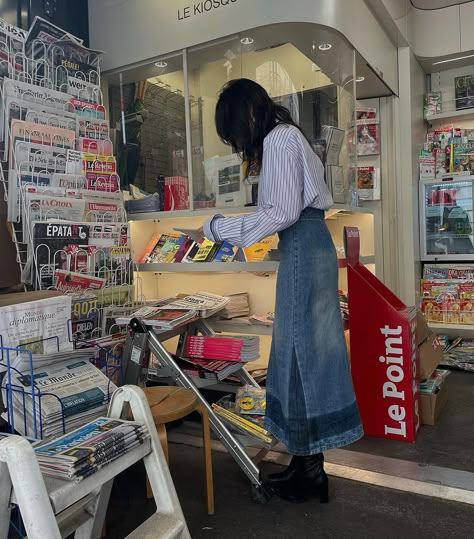 Laura🧿 on Instagram: “A Parisian look 🥐” Edgy Capsule Wardrobe, Son Bahar, Parisian Outfit, Androgynous Outfits, Parisian Look, Soft Girl Outfits, Korean Fashion Dress, Vintage Soft, Light Academia