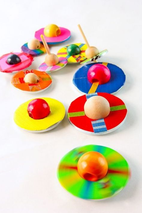 An easy DIY toy idea that always delights kids and adults is the simple spinning top. This “spin-finite” version is made from two easy to find materials that when combined, spin for a very, very long time! Babble Dabble Do, Toys From Trash, Science Project Ideas, Fun Kids Crafts, Spinning Tops, Science Projects For Kids, Operation Christmas, Closet Organization Diy, Steam Activities