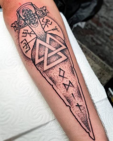 Gungnir spear and runic compass tattoo Runic Compass Tattoo, Gungnir Tattoo, Gungnir Spear, Spear Tattoo, Tatau Tattoo, Samoan Tattoos, Runic Compass, Odin God, Samoan Tattoo