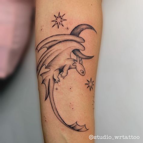 #lightfury e rolou essa lindeza, namoradinha do banguela da animação “como treinar seu dragão “ Só agradeço a oportunidade de realizar esse trabalho #tatuagem #tattoo #tattoos #ink #tattooart #inked #tattooartist #me #tattooed #art #tattoolife #tatuagemfeminina #o #tatuaje #tattooink #blackwork #tattoostyle #tattooist #tattooideas #tattooing #tatuagens #arte #tattoobrasil #tatuagemdelicada #tatuagembrasil #brasil #tattooer #tatuajes #finelinetattoo Tattoo Life, Tattoo On, Blackwork