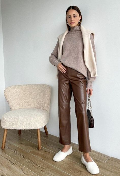 Casual Brown Leather Pants Outfit, Brown Leather Jeans Outfit, Chocolate Brown Leather Pants Outfit, How To Style Brown Leather Pants, Brown Leather Trousers Outfits, Leather Jeans Outfit, Brown Leather Trousers, Brown Leather Pants Outfit, Leather Trousers Outfit