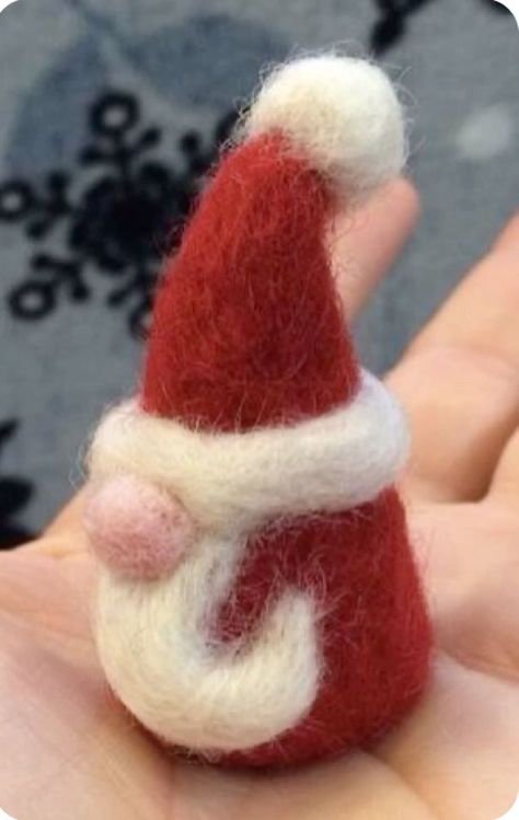 Diy Laine, Tovad Ull, Needle Felted Ornaments, Needle Felting Tutorial, Needle Felting Diy, Needle Felted Christmas, Felted Wool Crafts, Wool Needle Felting, Felt Crafts Diy