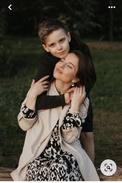 Mother And Son Mothers Day Pictures, Mom And Son Professional Photos, Mom Daughter Son Photos Picture Ideas, Mother’s Day Photoshoot Ideas With Son, Mother's Day Picture Ideas Photography, Mother Children Photoshoot, Mom Son Photo, Mother Son Poses Photography, Mother Son Photo Shoot Ideas