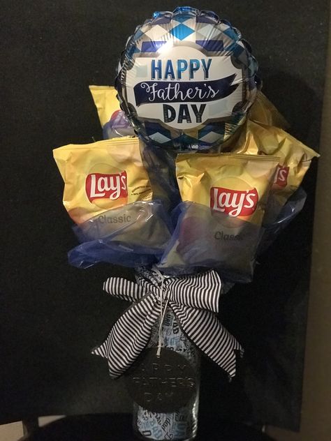 Chips Bouquet, Chip Bouquet, How To Make Chips, Lays Chips, Candy Bouquet, Diy Birthday Gifts, Diy Birthday, Happy Father, Happy Fathers Day