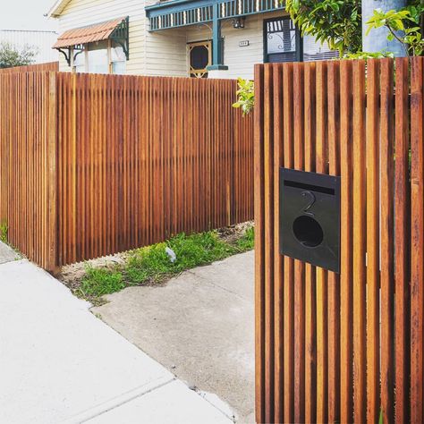 The Lattice Factory on Instagram: “A great job by one of our installers using our merbau batten screening to make this feature fence. A great attention to detail with the…” Batten Screen, Aluminium Fencing, Timber Battens, Timber Fencing, Garden Screening, Deck Projects, Aluminum Fence, House Exteriors, Project Photo