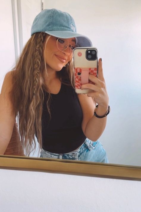 Country Concert Outfit Baseball Hat, Ballcaps For Women Outfit, Hair Styles With A Hat Baseball Caps, Hair With Baseball Hat, Coffee Shop Fits, Sporty Outfits Fall, Outfits With Baseball Cap, Baseball Hat Outfit Summer, Hairstyles With Accessories