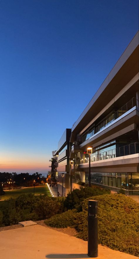 Ucsd Campus Aesthetic, Ucsd Aesthetic, Views Sunset, Uni Aesthetic, Campus Aesthetic, College Things, University Of San Diego, California Aesthetic, Beach Views