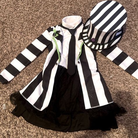 Beetlejuice Childs Costume Girl Beatle Juice Costume, Girls Beetlejuice Costume, Bettle Juice Outfits Women, Beetlejuice Outfit Ideas, Beetlejuice Costume Diy, Beetlejuice Girl, Beetlejuice 2024, Beetlejuice Outfits, Beetlejuice Halloween Costume